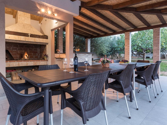 Food & Drinks 5, Spacious Holiday Home With Swimming Pool, Ražanac