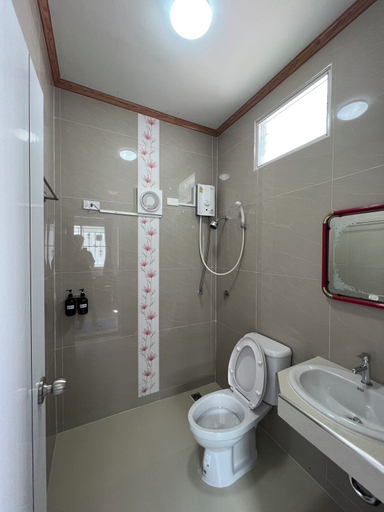 Bathroom 3, Bualuang Angthong Hotel, Muang Ang Thong