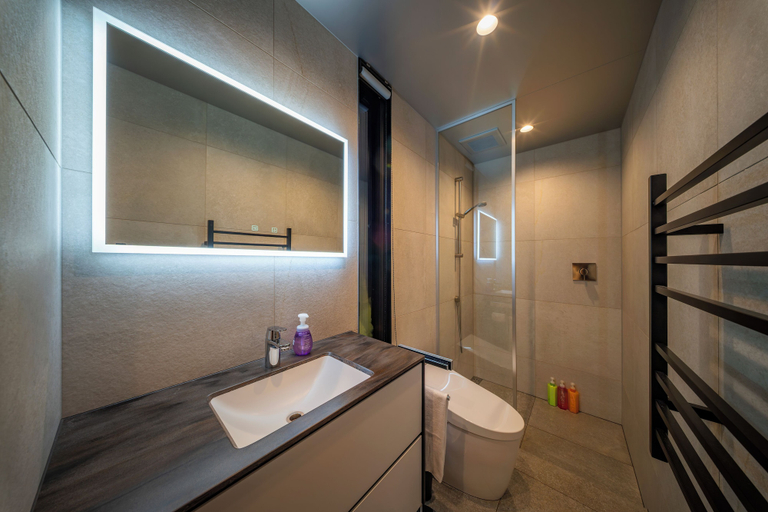 Bathroom 3, Prominence, Hakuba