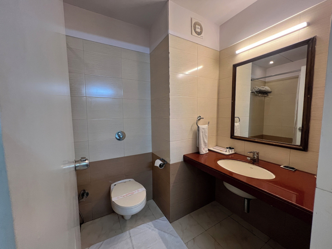 Bathroom 4, VITS Shalimar Ankleshwar, Bharuch