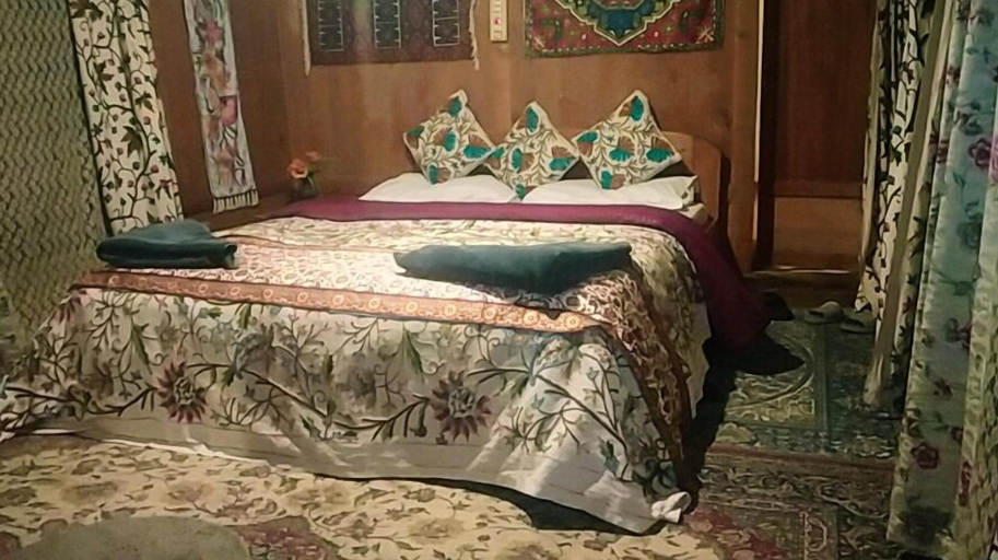 Bedroom 4, N Mumbai Group Of House Boat, Srinagar