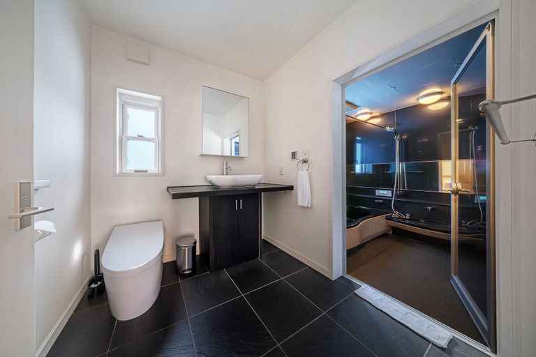 Bathroom 3, Powdersuites, Hakuba
