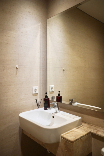 Bathroom 5, EVERMOOD by Little Bnb, Jakarta Utara