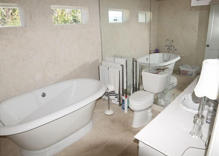Bathroom 3, Cloud Nine, Saint Johns