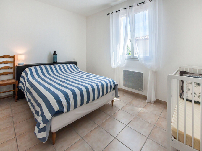 Room 3, Spacious Holiday Home in Aigues Vives, Hérault