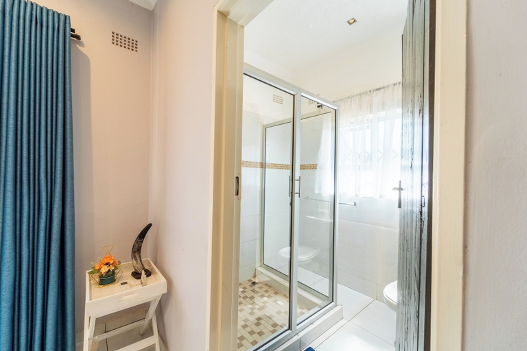 Bathroom 3, KhayaLethu Holiday Home, Hwange