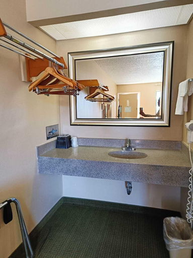 Bathroom 3, Executive Inn, Gregg