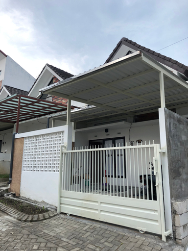 Exterior & Views 2, Homestay Syariah Orchard Family D30, Malang