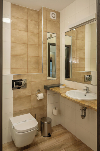 Bathroom 4, Hotel Dworski Galaktyczny Park, Police