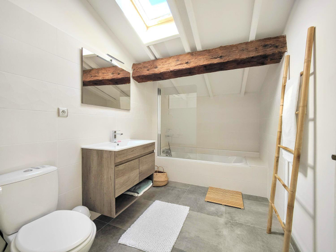 Bathroom 3, Domaine en pierre avec piscine et jacuzzi au Mas Lucia, Gard