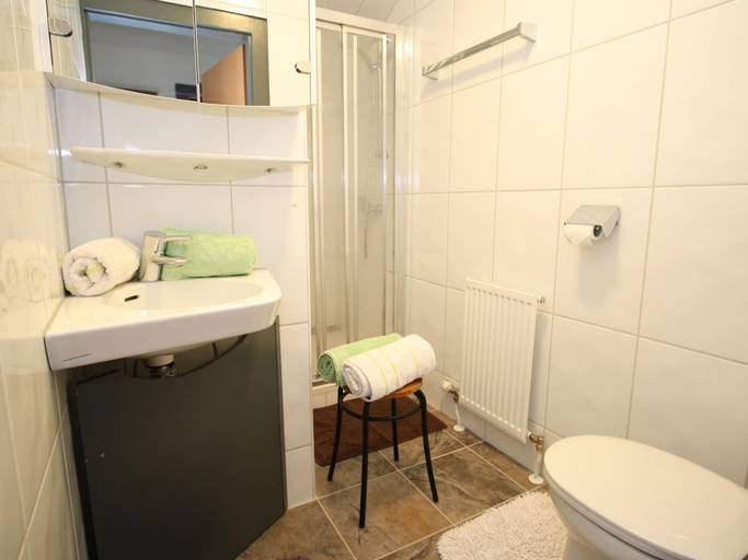 Bathroom, Apartment in Niedernsill With Garden Views, Zell am See
