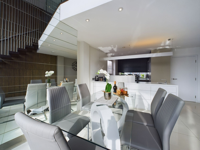 Food & Drinks, Amazing Skyline Views 3BR Duplex, Manchester