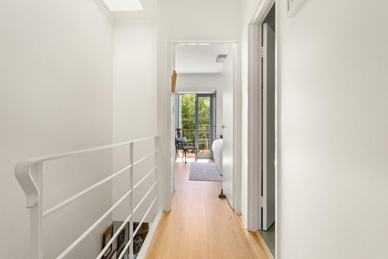 Others 4, Spacious 2-Bed Townhouse with a Lush Courtyard, Sydney