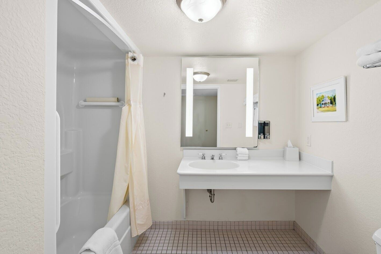 Bathroom 4, Oakwood Resort, Kosciusko