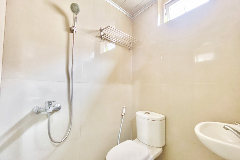 Bathroom 3, RedDoorz @ Dipanegara Homestay, Medan