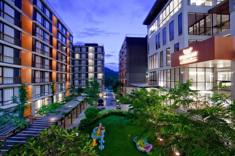 Exterior & Views