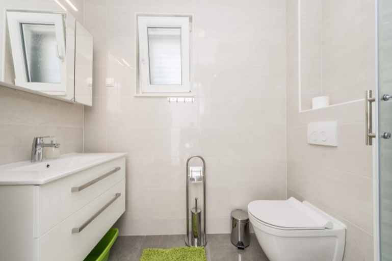 Bathroom 5, Apartment Right on the Janice Beach in Pakostane, Pakoštane
