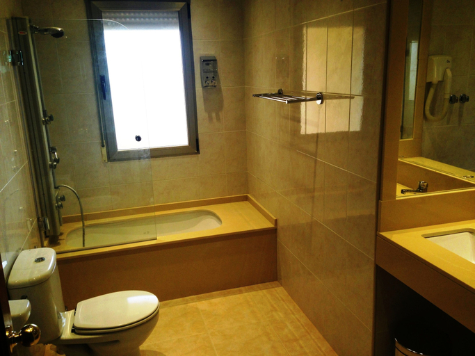Bathroom 5, Hotel Don Juan, Jaén
