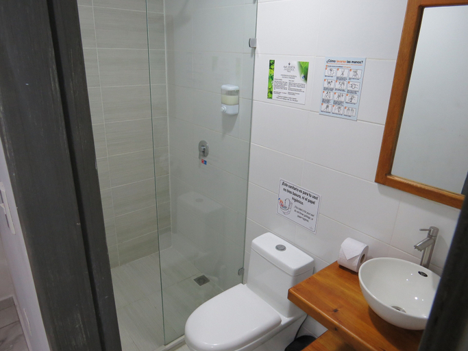Bathroom 4, HOTEL A&A SANTA ALEJANDRIA, Medellín