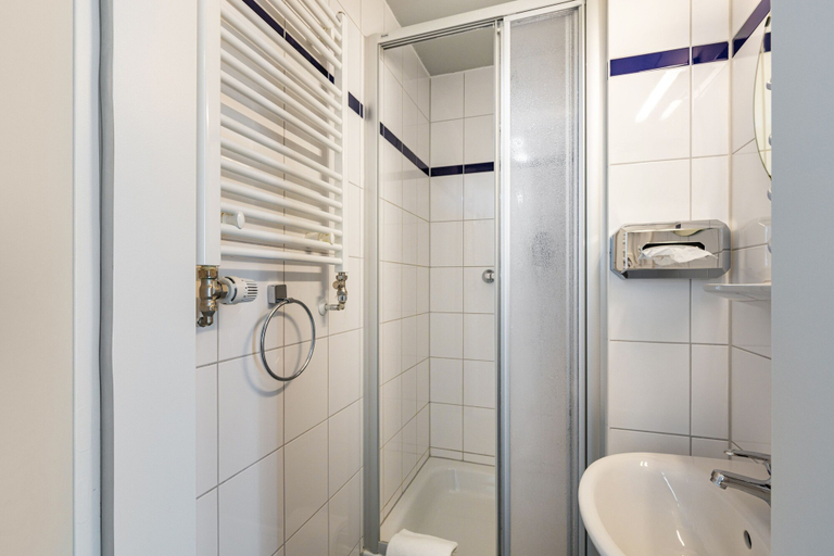 Bathroom 5, a&o Aachen Hauptbahnhof - Hostel, Städteregion Aachen