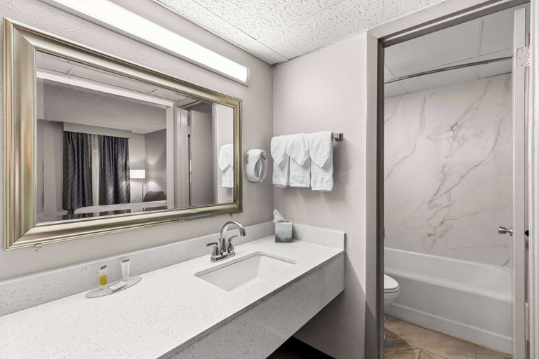 Bathroom 5, Days Inn by Wyndham Clayton, Rabun
