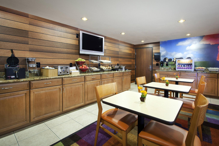 Food & Drinks, Comfort Inn & Suites Phoenix North / Deer Valley, Maricopa