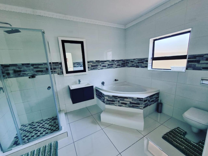 Bathroom 2, Leading Guest Farm, Ugu