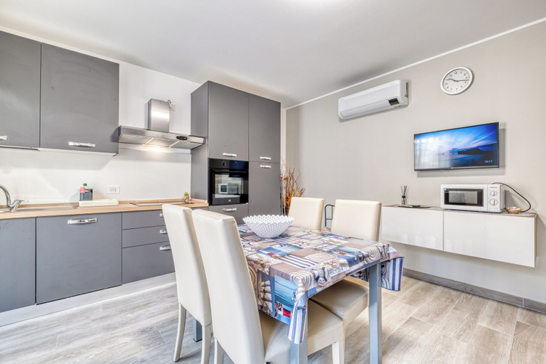 Private kitchen 2, Merlo C - town center & private parking, Savona