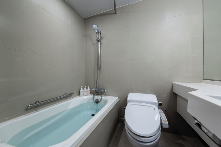 Bathroom 16
