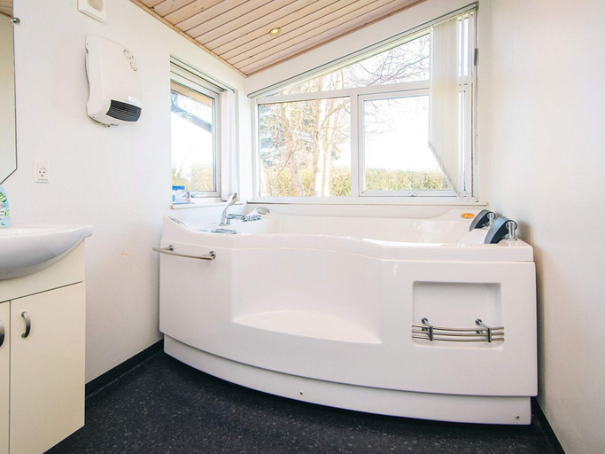 Bathroom 3, 4 Star Holiday Home in Juelsminde, Hedensted