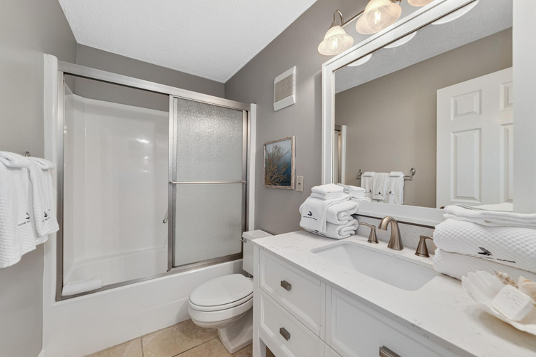 Bathroom 3, The Breakers 61, Baldwin