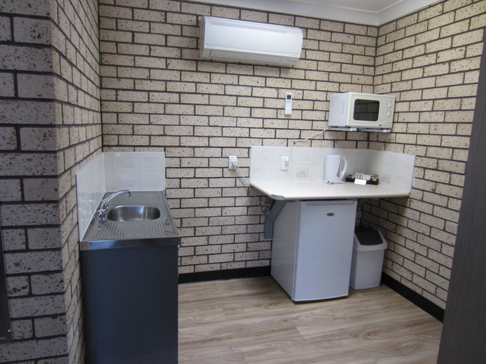 Bathroom 4, Cowra Crest Motel, Cowra