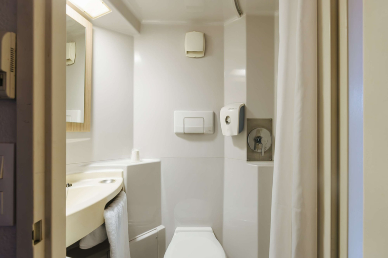Bathroom 5, Premiere Classe Creil - Villers Saint Paul, Oise