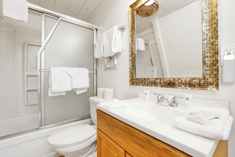 Bathroom, Sunrise Cottage #1800, San Bernardino