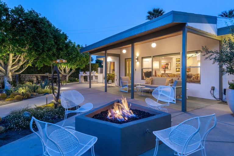 Room 3, Four Palms in Deepwell Estates, Riverside