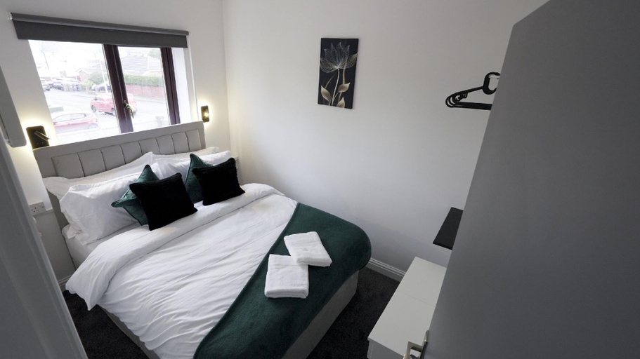 Bedroom 2, LuxuryInn, Walsall