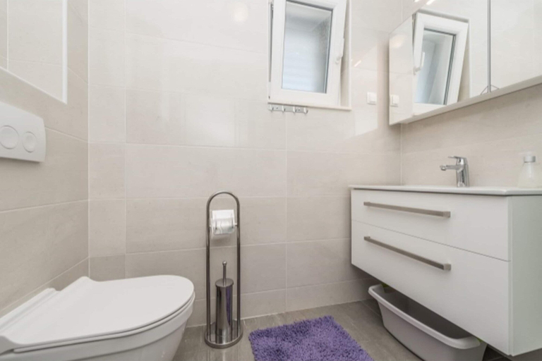 Bathroom 5, Modern Apartment in Pakostane With Barbecue, Pakoštane