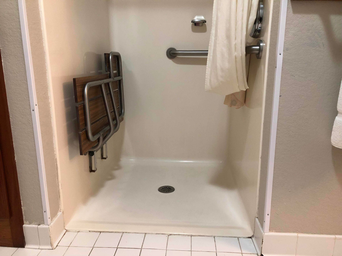 Bathroom 4, Baymont by Wyndham Washington, Daviess