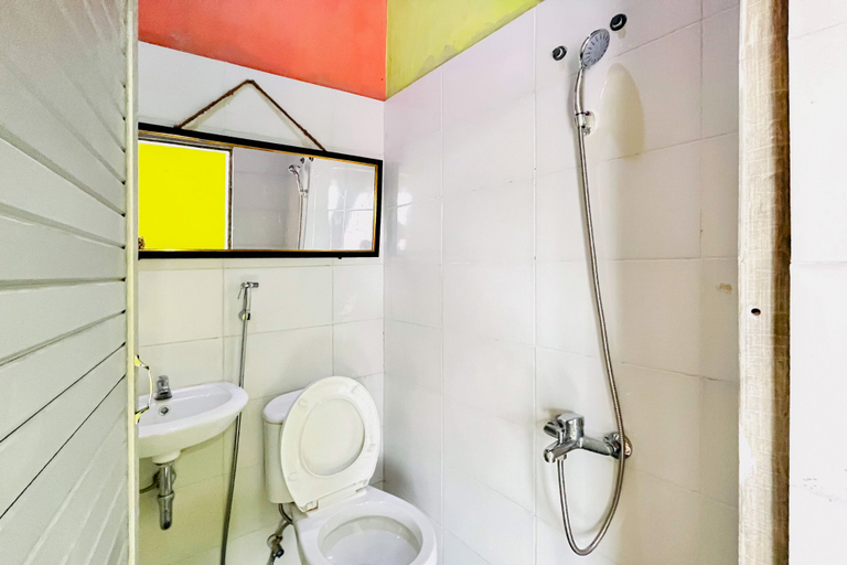 Bathroom 3, RedDoorz @ MCLOS Syariah Guest House Rantau Perapat, Labuhanbatu