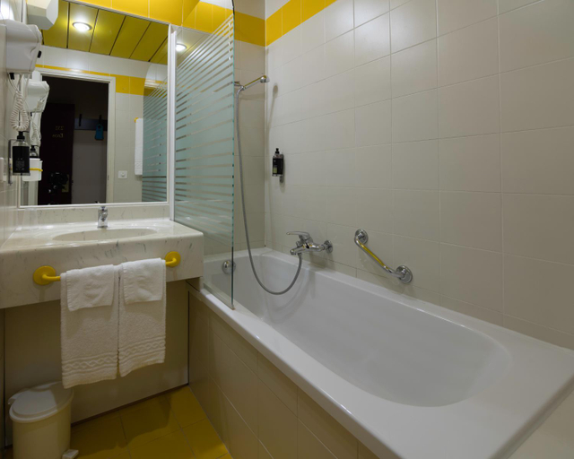 Bathroom 2, Hotel Des Mosaiques, Jura-North Vaudois