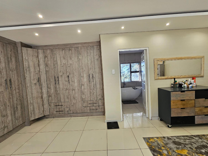 Others 5, Omosa Guest House, Bojanala