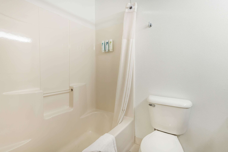 Bathroom 4, Country Inn & Suites by Radisson, Watertown, SD, Codington