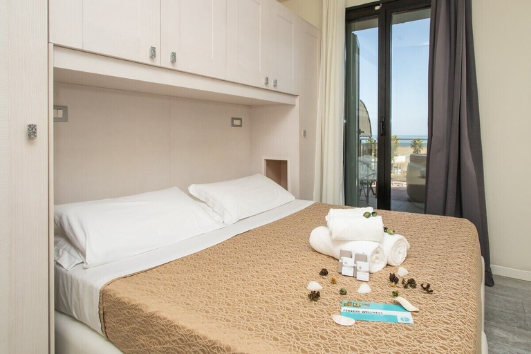 Bedroom 4, Ferretti Beach Hotel, Rimini