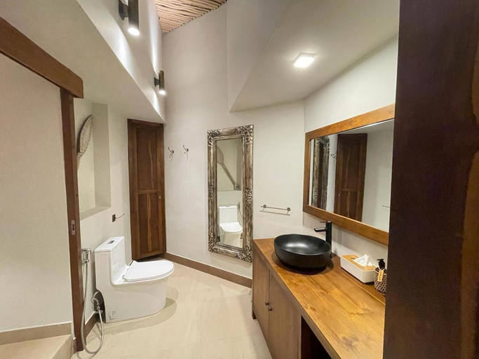 Bathroom 12
