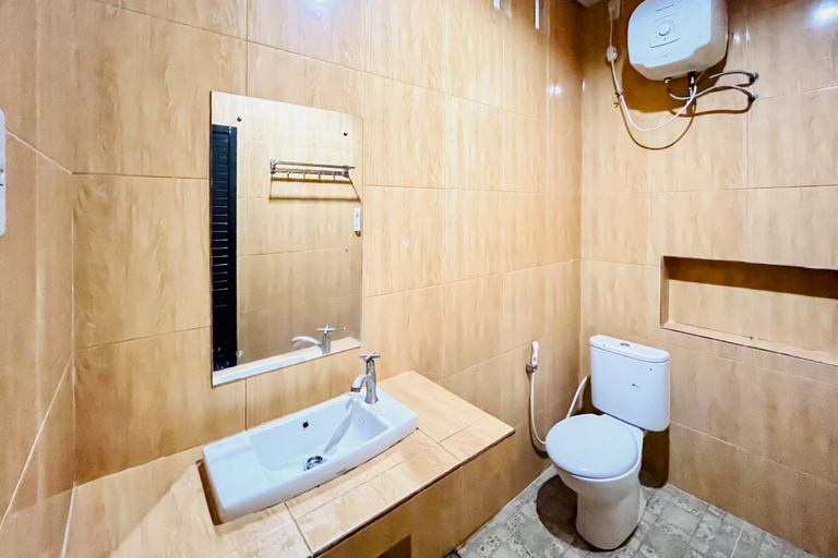 Bathroom 5, RedDoorz @ MCLOS Syariah Guest House Rantau Perapat, Labuhanbatu