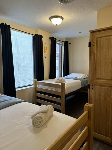 Bedroom 3, Darling Downtown Delightful Entire Efficiency APT, Allegheny