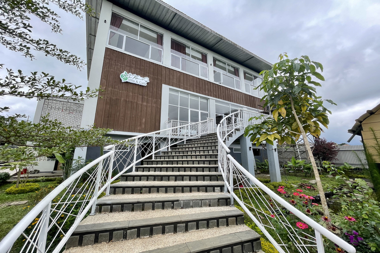 Exterior & Views 28