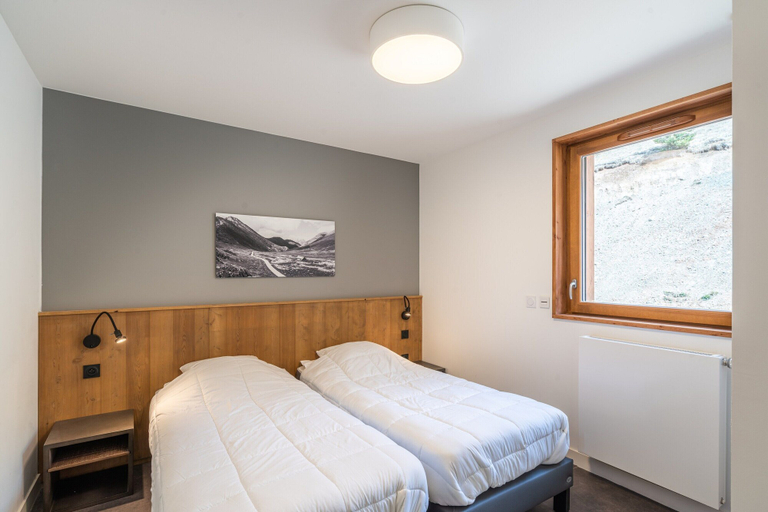 Room 3, Chalet in Auris-en-oisans With Balcony Views, Isère