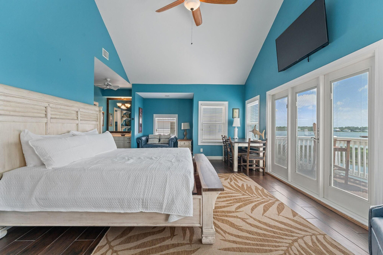 Bedroom 2, The Last Mango, Baldwin