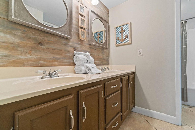 Bathroom 4, Castaways 7B, Baldwin